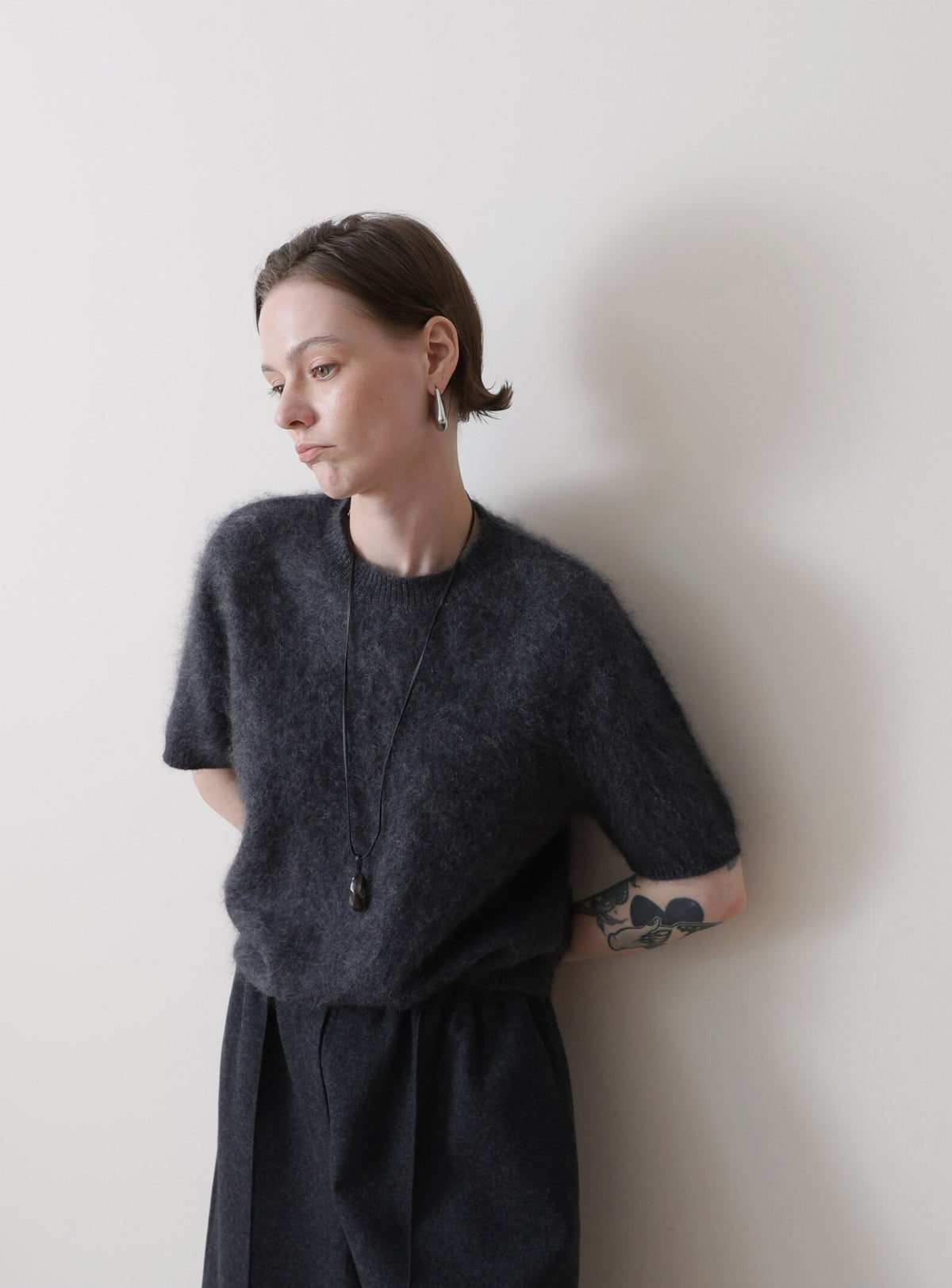 半袖クルーネックニットの着用スタイリング